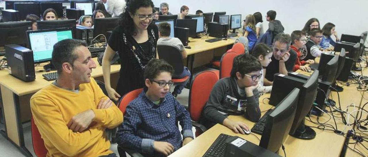 La Escuela Superior de Ingeniería Informática acogió ayer la actividad de escolares y padres. // Iñaki Osorio