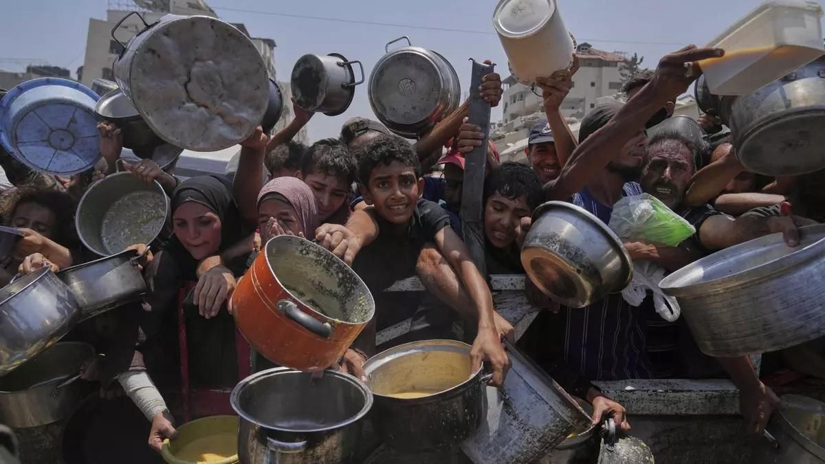 Palestinos intentan obtener comida en la Ciudad de Gaza Palestinos intentan obtener comida en la Ciudad de Gaza
