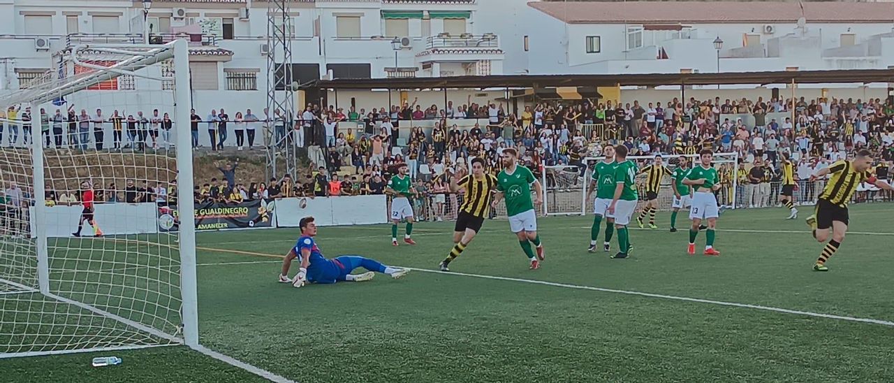 Los jugadores del Amanecer celebran uno de los goles al Santa Amalia en el partido de ida de la segunda eliminatoria de la fase de ascenso a Tercera Federación.