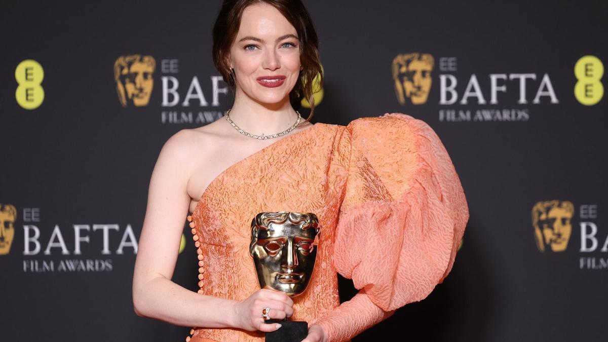 Emma Stone posa con su premio BAFTA a la mejor actriz.