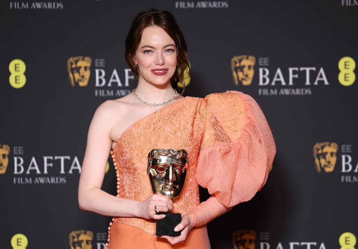 Emma Stone posa con su premio BAFTA a la mejor actriz.