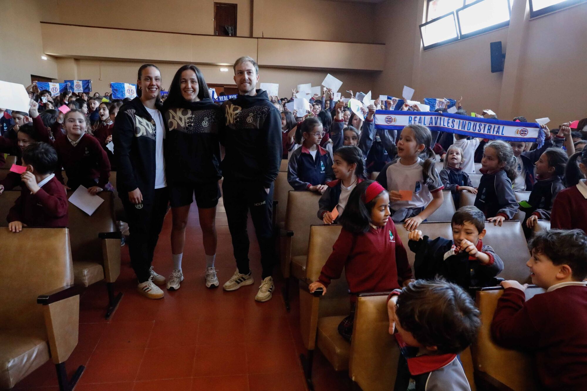 Pasión blanquiazul en Las Doroteas: así vivió el colegio avilesino la visita del Avilés
