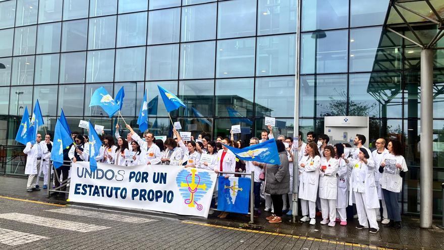 VÍDEO: Así fue la concentración de los sanitarios del Hospital San Agustín de Avilés