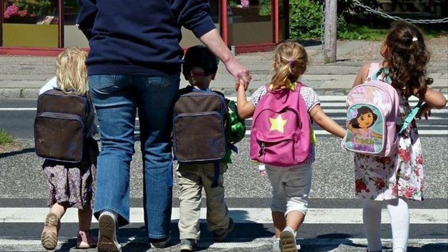 Imagen de archivo de un grupo de niños yendo al colegio.