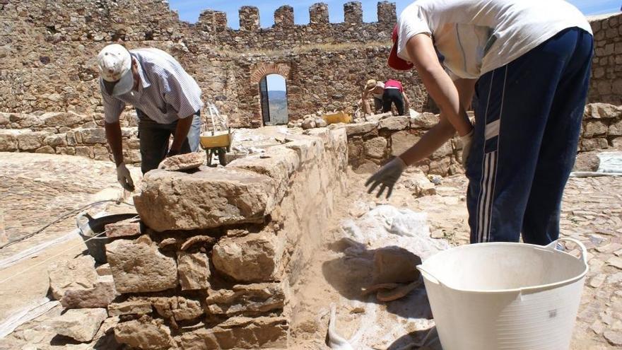 El aljibe del castillo de Capilla evidencia una singular infraestructura hidráulica