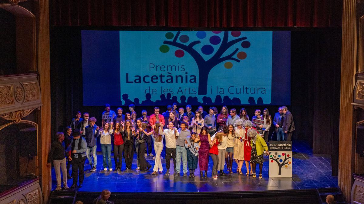 Premiats, conductors de la gala i representants de les entitats convocants, a l'escenari