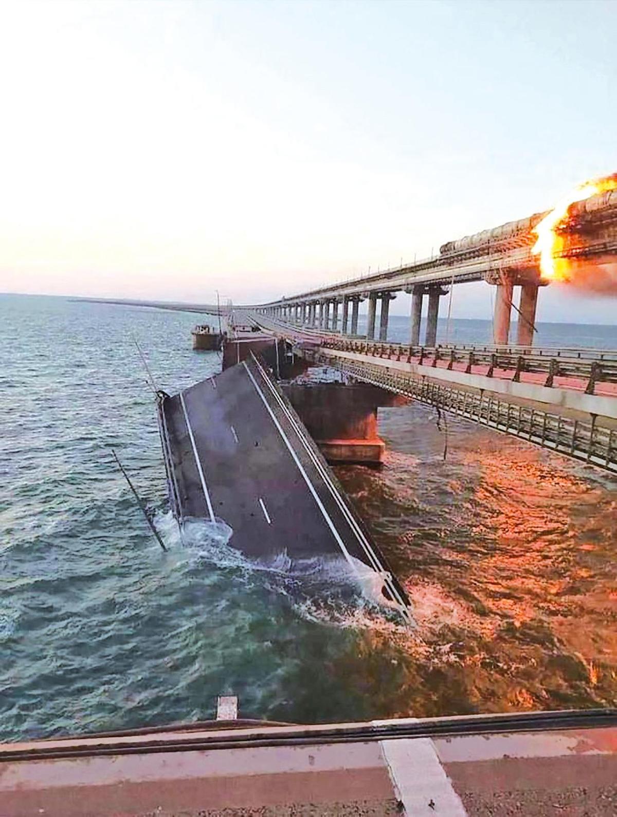 Puente de Kerch. El asesor de la Presidencia ucraniana publicó el tuit “Crimea, el puente, el comienzo” con esta imagen. Foto:  Twitter de Mijailo Podolia
