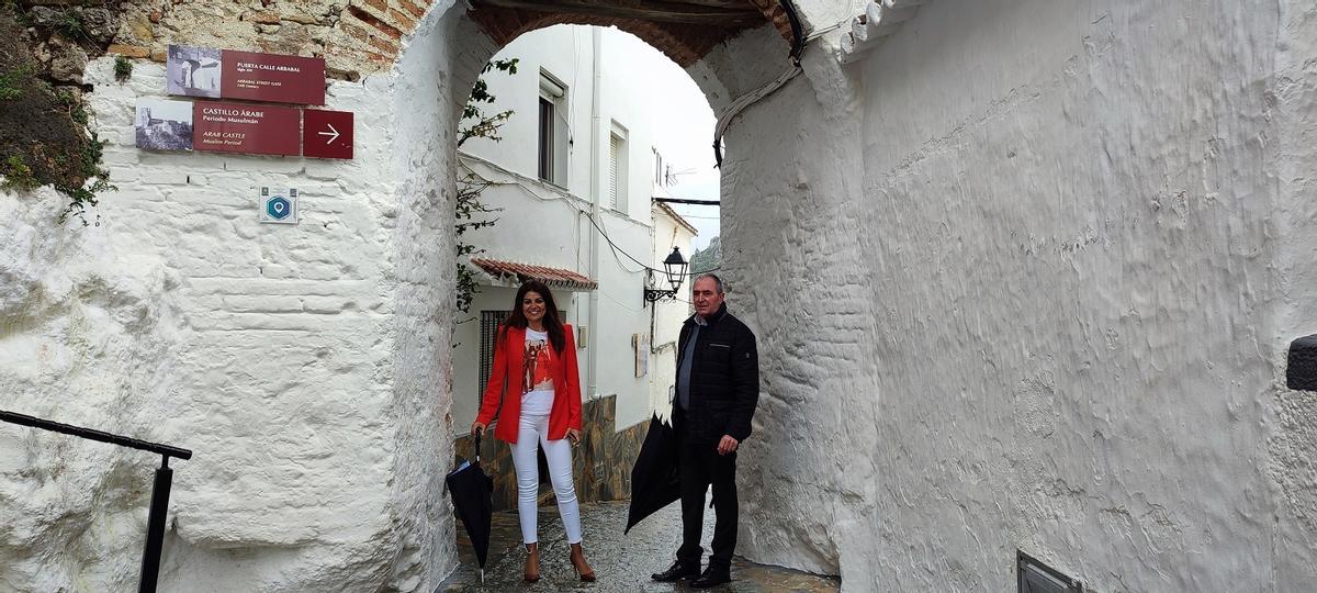 La delegada de Turismo, Nuria Rodríguez, y el alcalde José Carrasco, en un rincón de Casares.