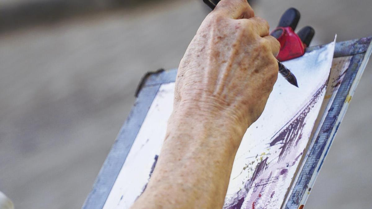 Un participant fent una pintura