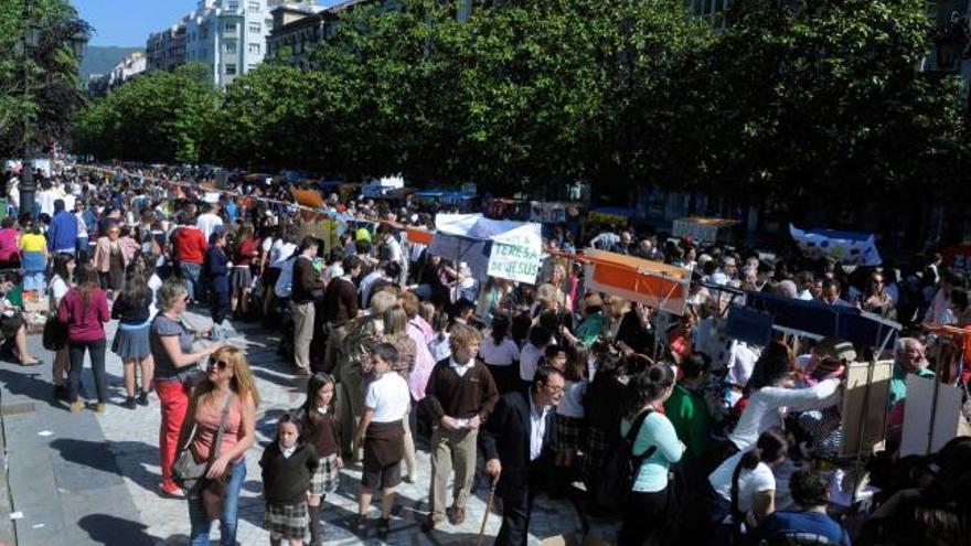 El «mercado de cooperativas», en el paseo de los Álamos, ayer por la mañana, repleto de vendedores y compradores.