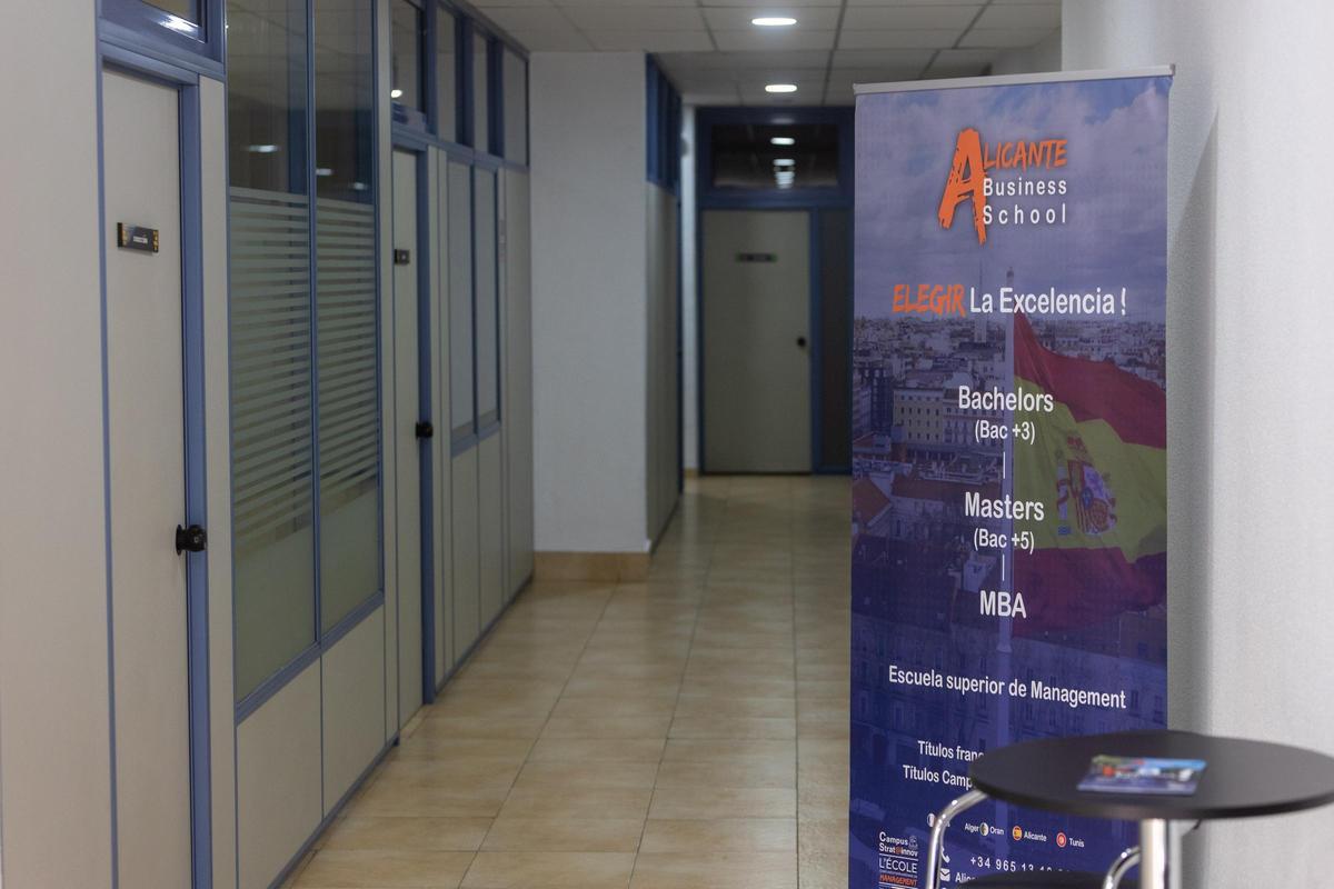 La escuela Alicante Business School se prepara para dar la bienvenida a los nuevos estudiantes.