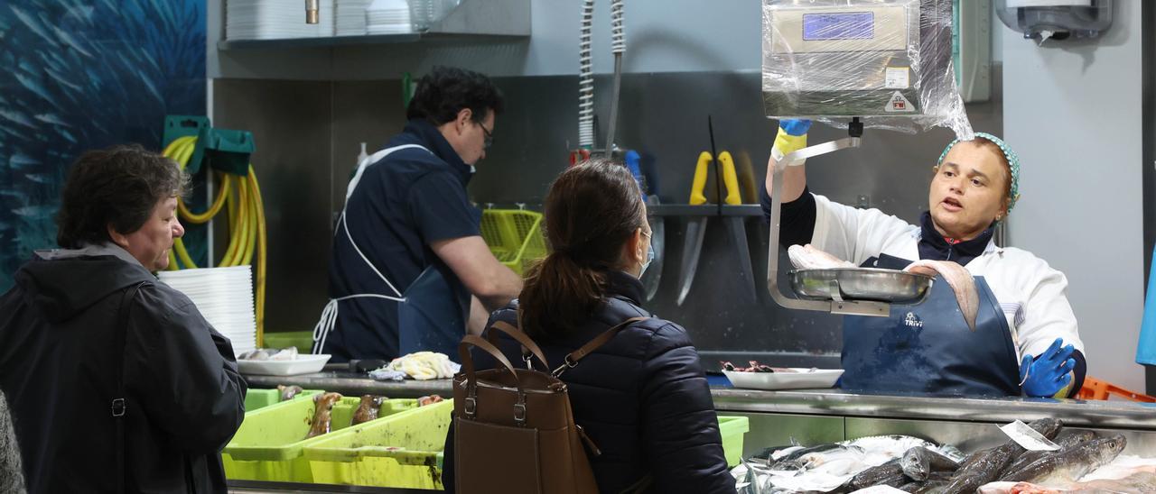 Clientes y trabajadores ya sin mascarilla en el mercado de Teis.