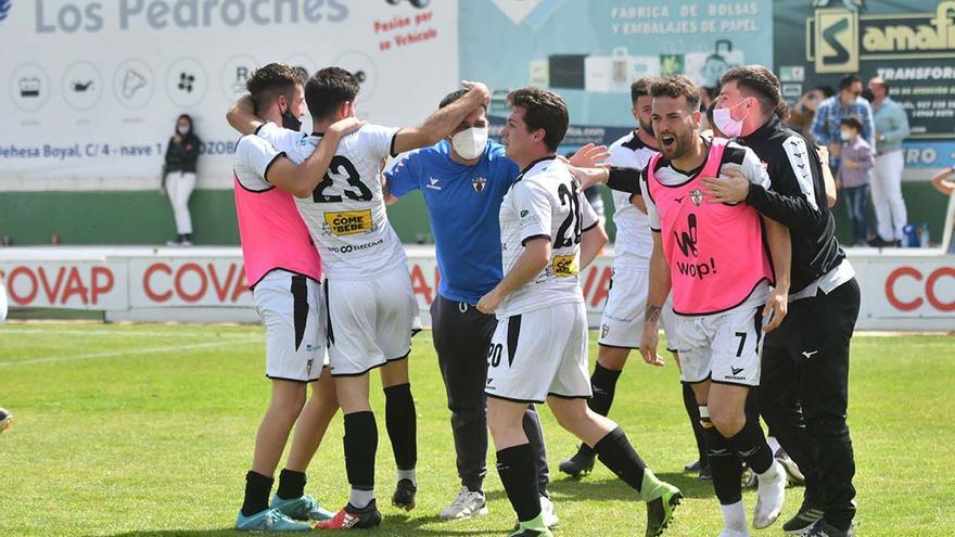 Jugadores del CD Pozoblanco celebran su victoria ante el Córdoba B en el último partido de la primera fase en Tercera.