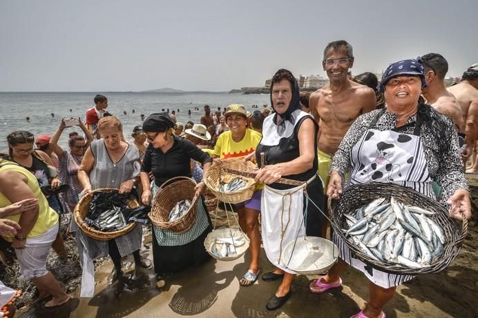 20/08/2017 MELENARA, TELDE.  Varada del Pescado en Melenara. Un grupo de señoras ataviadas de pescadoras representaron la venta tradicional del pescado por la playa de Melenara. FOTO: J. PÉREZ CURBELO