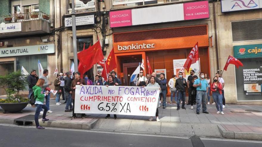 Las trabajadoras de ayuda de hogar en el Concello, protestando ante la empresa. |   // F. CASANOVA