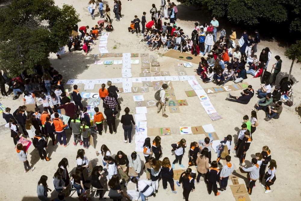 'Scrabble humano' en València por el derecho a la educación y el medio ambiente