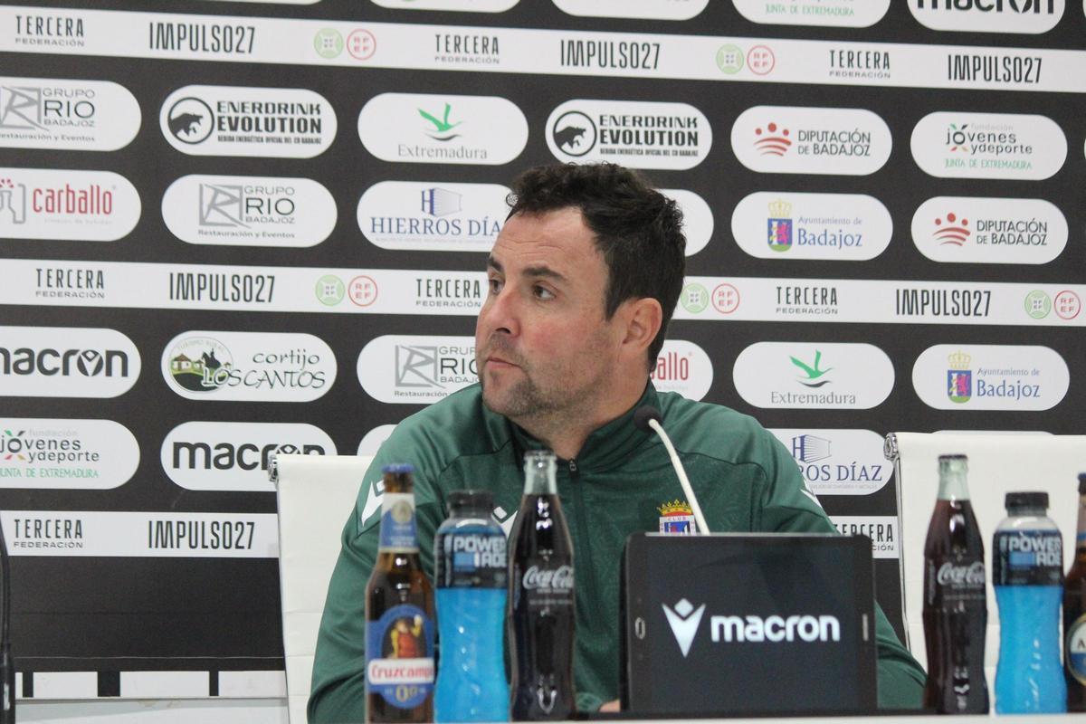 Miguel Ángel Ávila durante su comparecencia ante los medios tras el partido ante el Pueblonuevo.