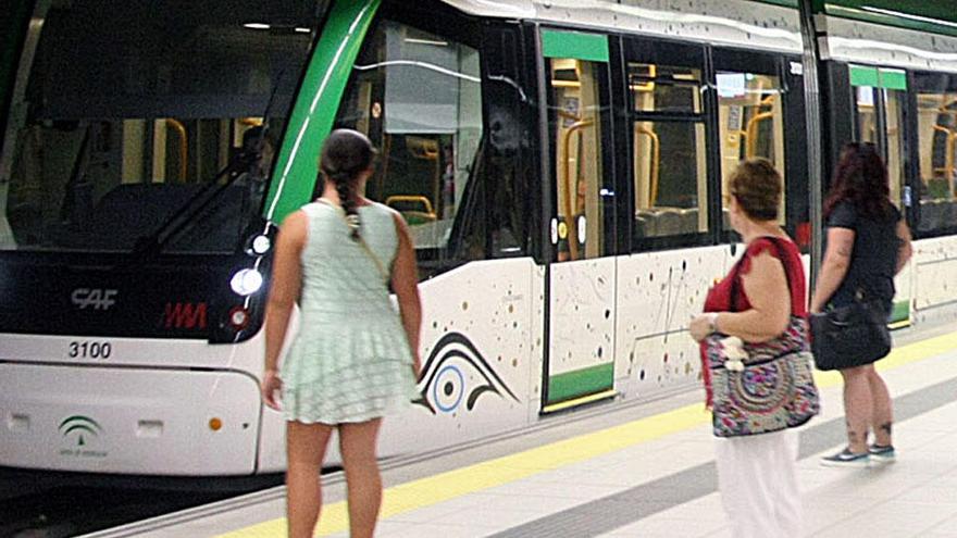 Varias personas en el andén del metro.