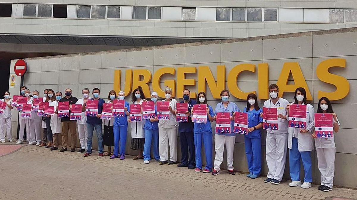 Parón de médicos de Urgencias
del Reina Sofía de Murcia, ayer
por la mañana.  L.O.