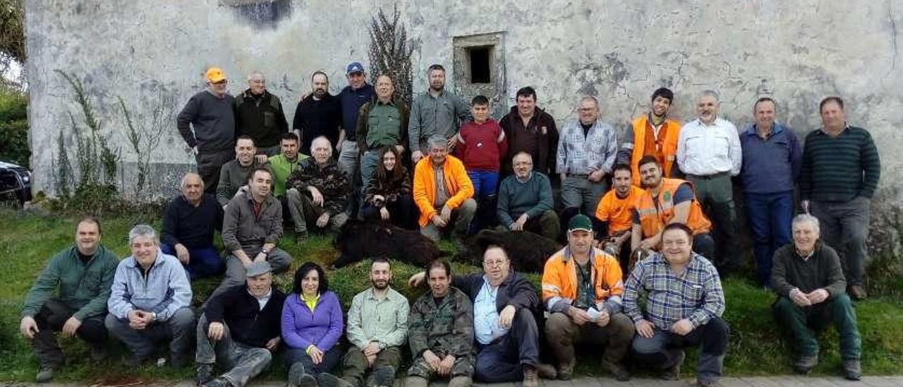 La cuadrilla de Camás del coto de Cabranes, que cierra la temporada con 40 jabalíes abatidos tras completar el último cupo a manos de Joel y Eugenio.