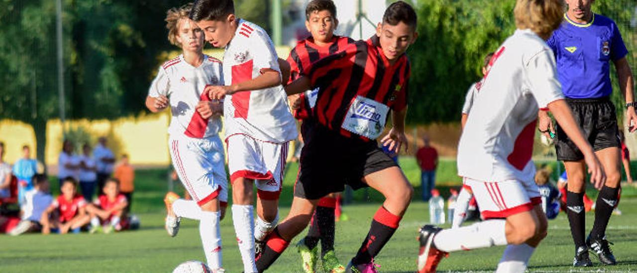 El Huracán recupera el balón en un instante de la primera parte.