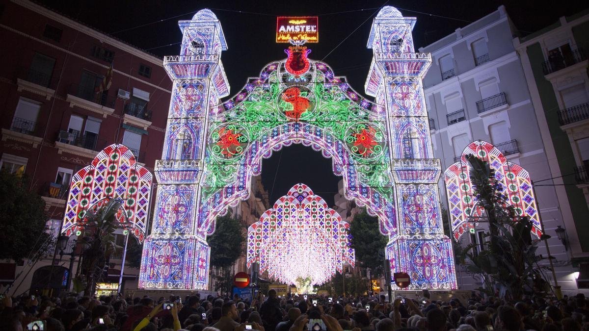 Encendido de Luces de las Fallas 2022 en València: consulta los horarios comisión a comisión.