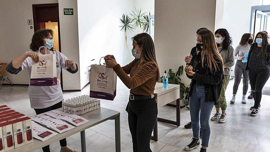 Varias alumnas, durante el acceso a la última feria de bienvenida. | L. O. Z.