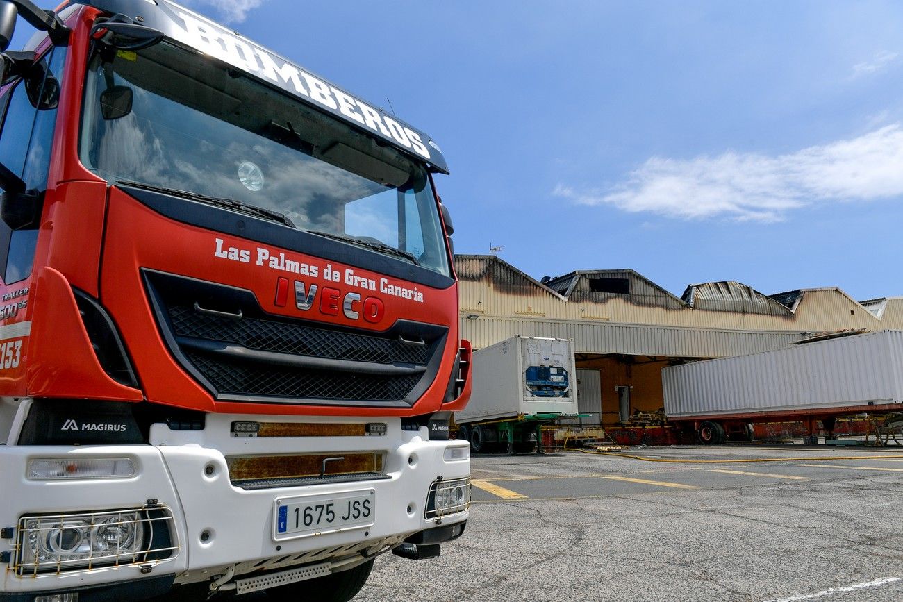 Bomberos de Las Palmas de Gran Canaria controlan el incendio de una nave multiusos en Mercalaspalmas