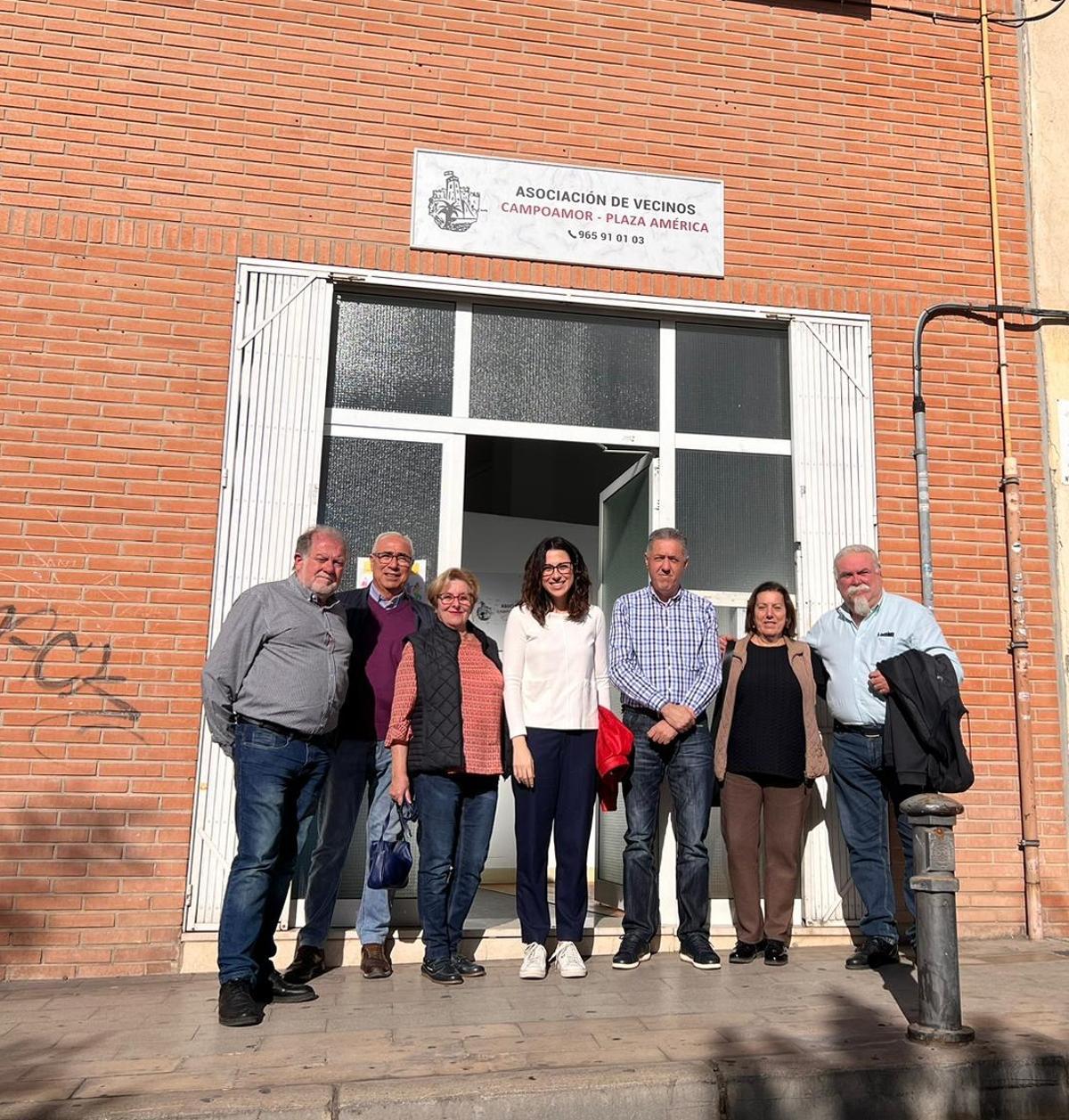 Un instante de la visita de la vicepresidenta al barrio de Campoamor