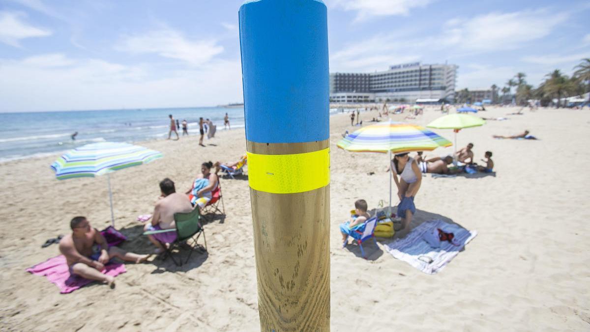 Uno de los postes de parcelación de la arena en la playa del Postiguet