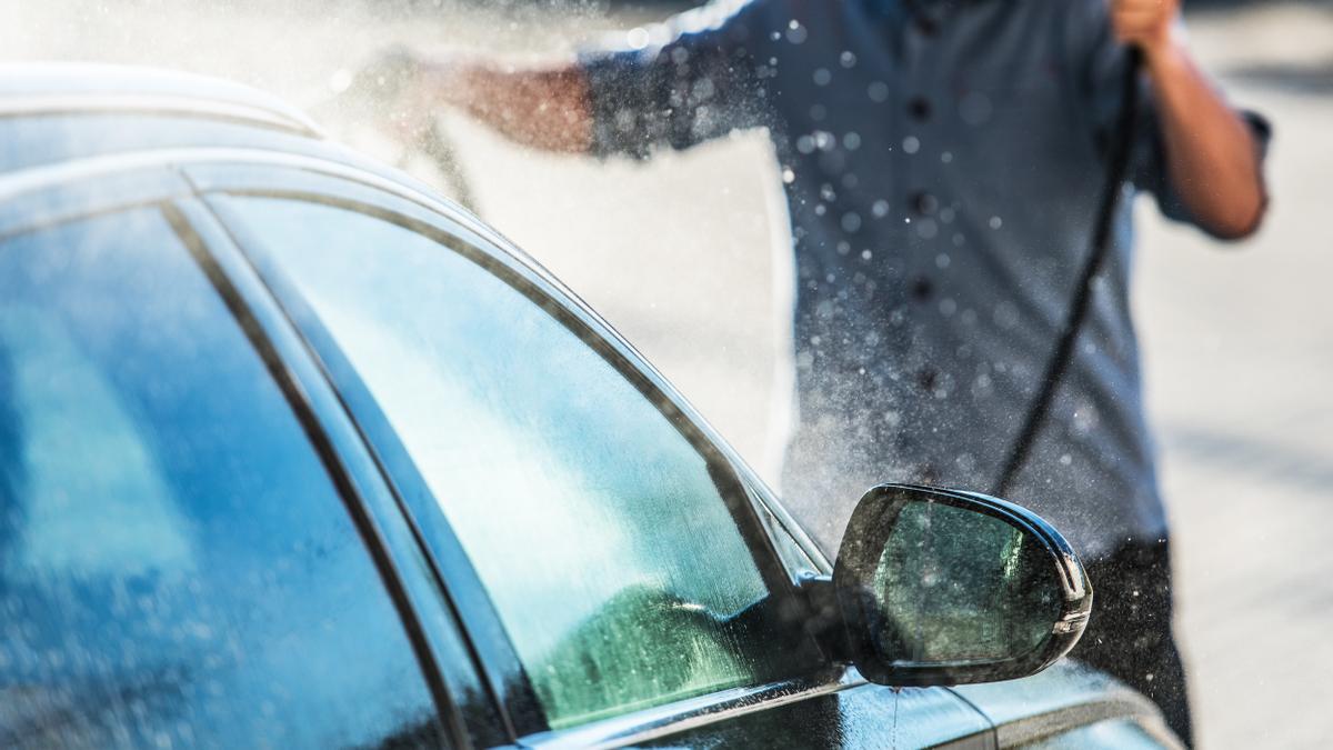 Un hombre lavando el coche