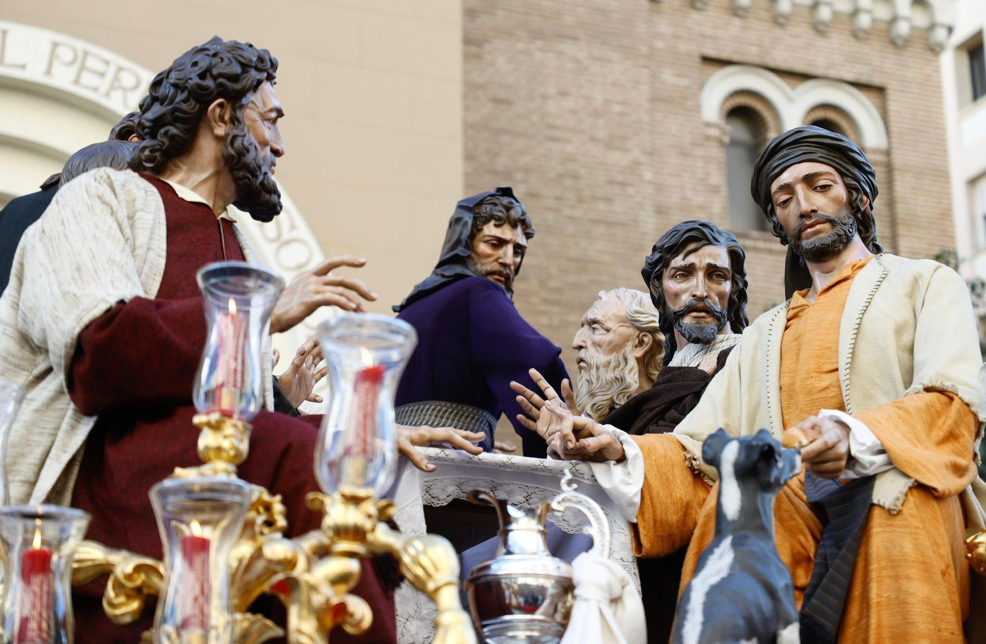 En imágenes | La Cofradía de la Institución de la Sagrada Eucaristía recorre las calles de Zaragoza el Jueves Santo