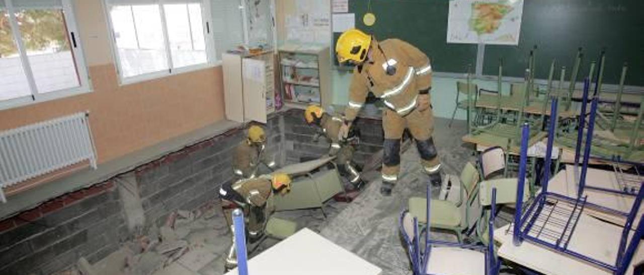 El hundimiento de un aula en Santa Pola ha obligado a revisar todos los centros.