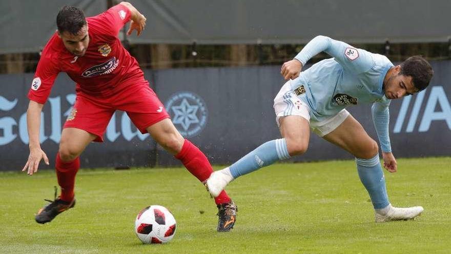 Alberto Solís disputa un balón a un contrario en el último triunfo céltico ante el Fuenlabrada. // R. Grobas