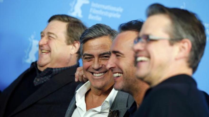 Clooney con su séquito de actores.