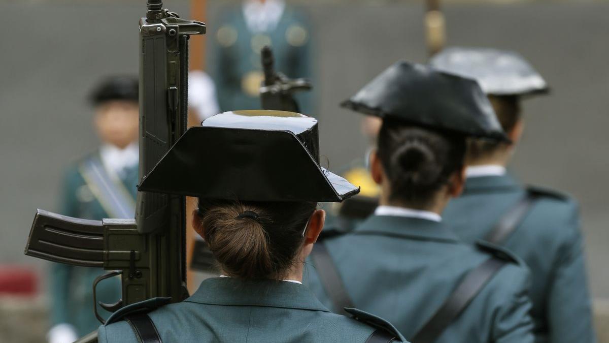 Agentes de la Guardia Civil participan en un desfile en el cuartel de Intxaurrondo.