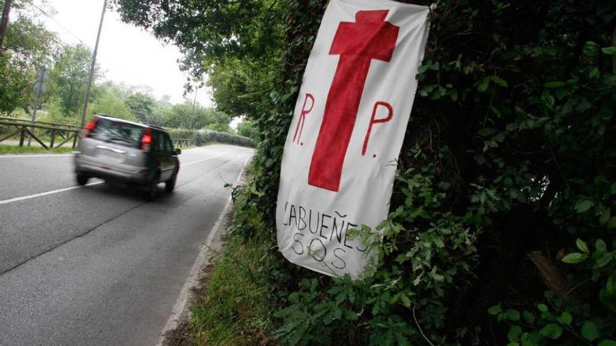 Un cartel anuncia la muerte de Cabueñes.