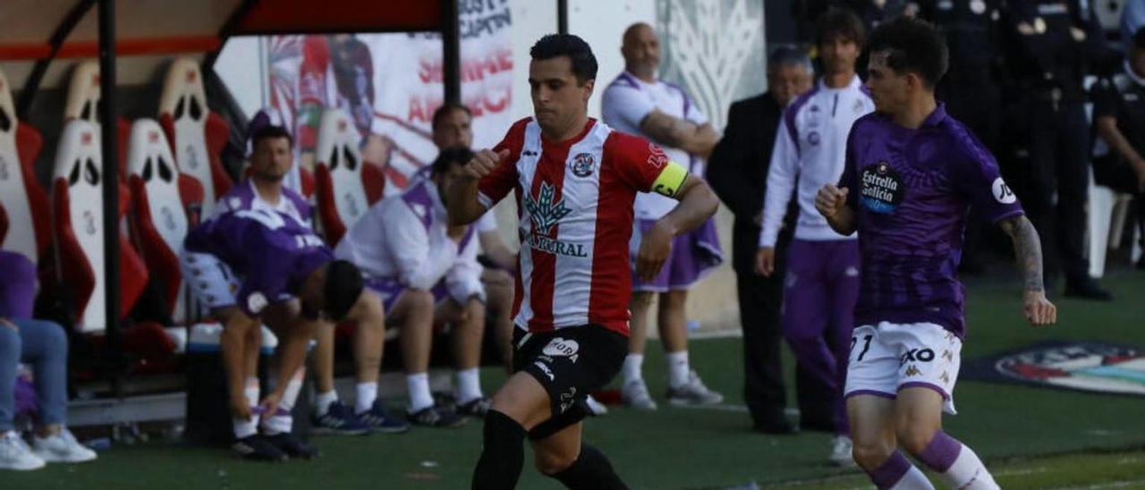 Dani Hernández conduce el esférico en el partido ante el Promesas. | A. B.