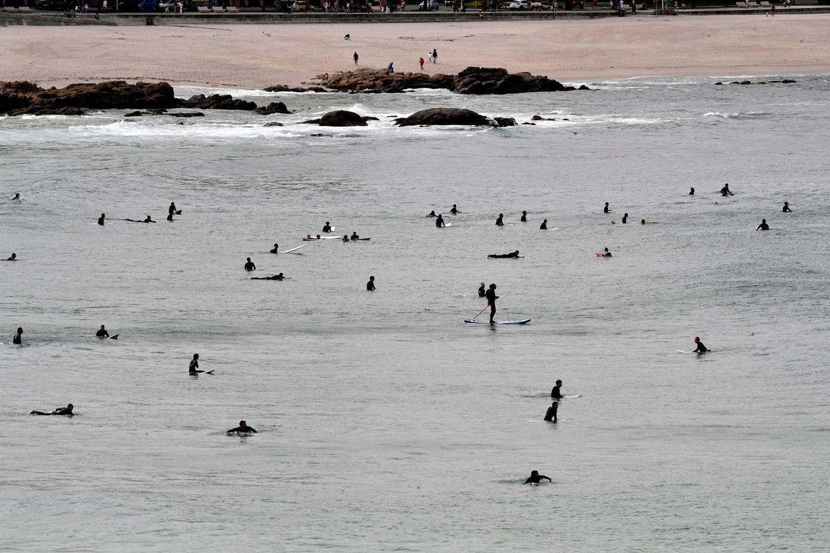 El oleaje en el Orzán anima a los surfistas de A Coruña a subirse a las tablas El oleaje en el Orzán anima a los surfistas de A Coruña a subirse a las tablas