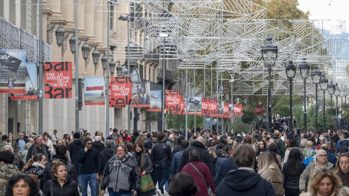 Ambiente de compras por el centro de Barcelona, en la foto Portal de l’Angel, aprovechando los descuentos del Black Friday y coincidiendo con el primer domingo de tiendas abiertas de la temporada navideña.