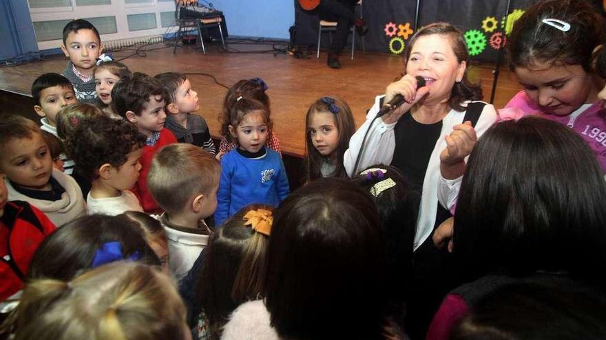 La fadista portuguesa cantó rodeada por los niños. // Bernabé/Ana Agra