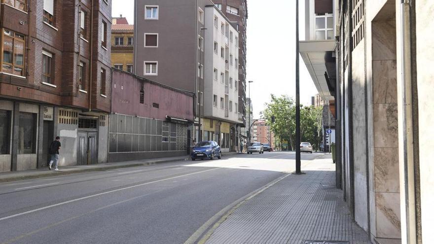Los vecinos del Carbayedo claman contra el ruido y las peleas en un after del barrio: "Los portales parecen sus baños personales y la Policía no hace nada"