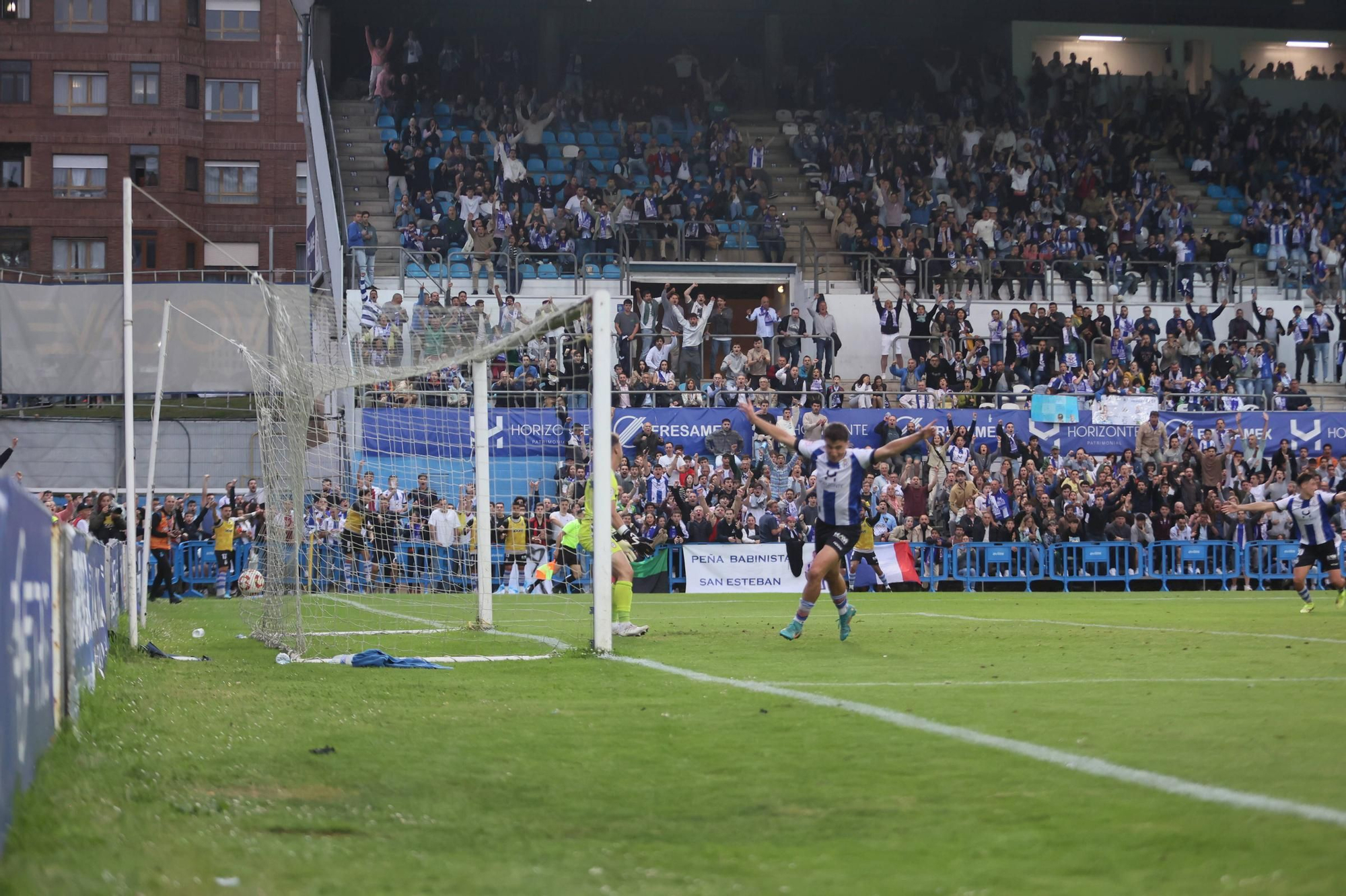 EN IMÁGENES: La final por el ascenso entre Avilés y Rayo Majadahonda vivida en el Suárez Puerta