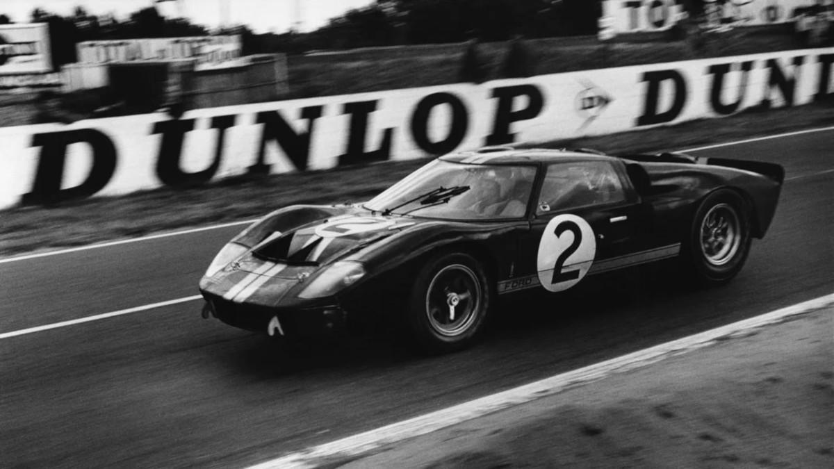 Bruce McLaren en su Ford GT40 en las 24 Horas de Le Mans de 1966