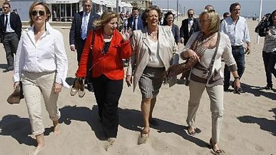 Lourdes Bernal, Mª Àngels Ramón-Llin, Rita Barberá y Belén Juste se lanzaron a la arena para recorrer la zona deportiva.