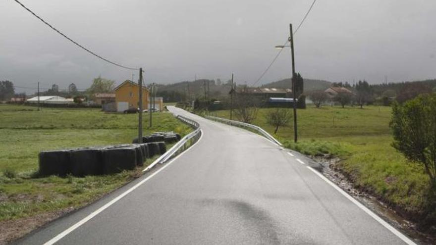 La carretera de acceso a Vioño y Manzaneda, ayer.