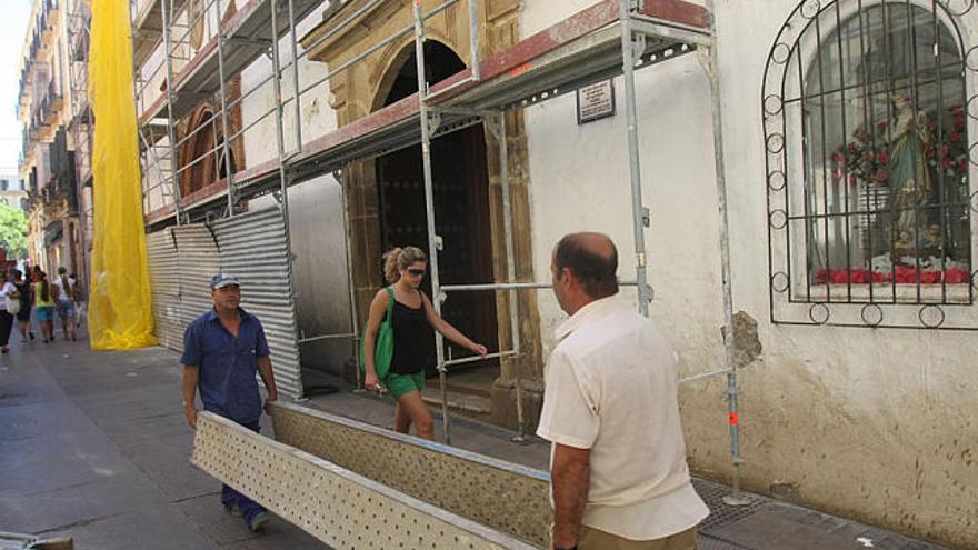 Trabajo. Operarios inician el montaje de los andamios en la iglesia de Santiago.