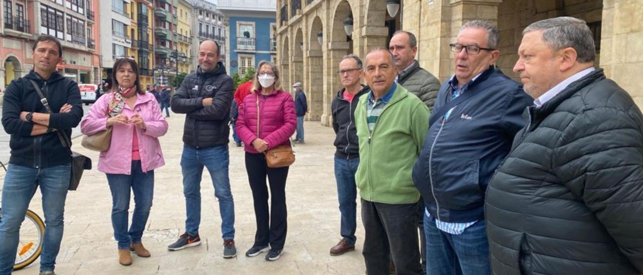 Representantes de distintos colectivos vecinales de Avilés, ayer, en la plaza de España. | M. M.