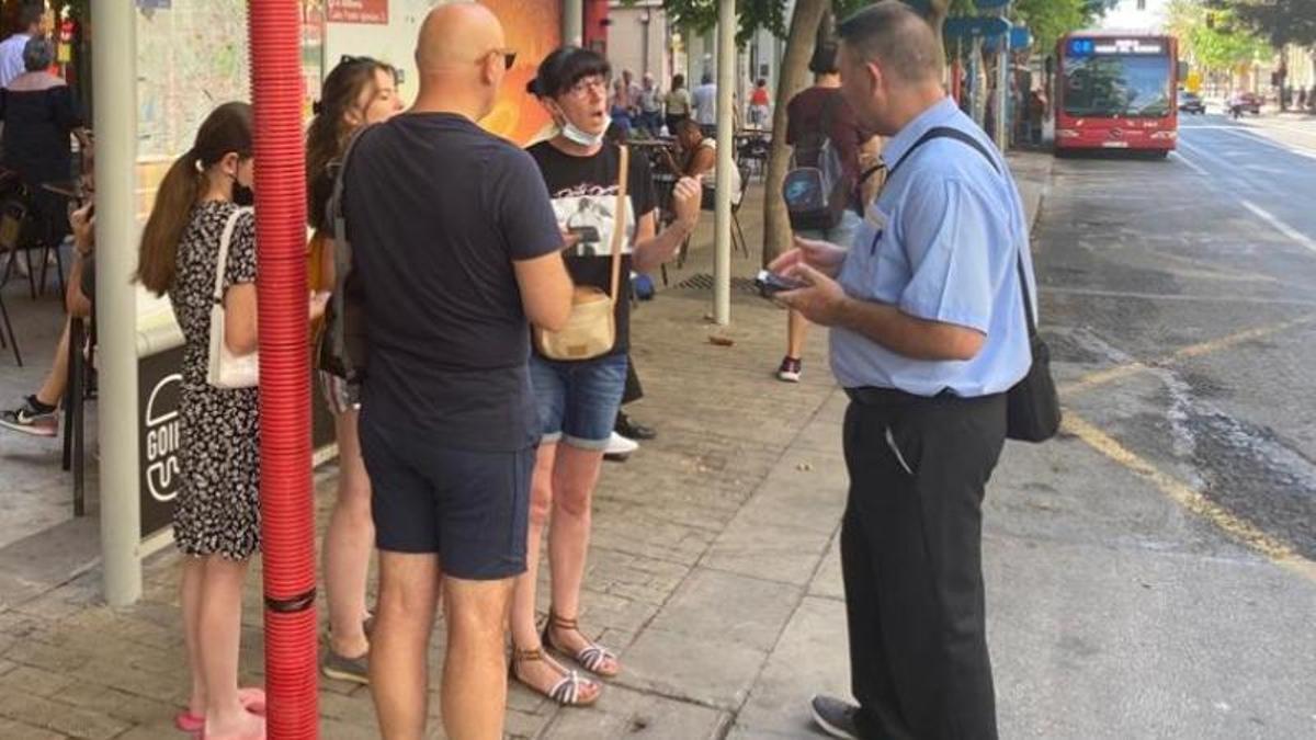 Uno de los empleados informa a los usuarios del transporte público
