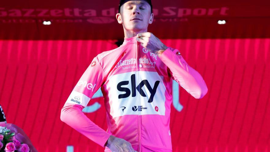 Chris Froome, en el podio con la maglia rosa del Giro. // Alessandro Garofalo